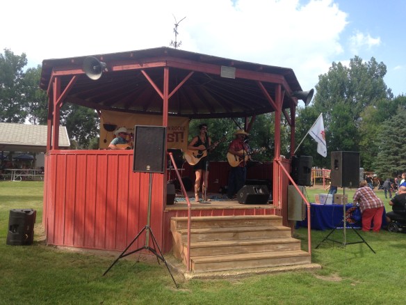 Jessie Veeder with her band